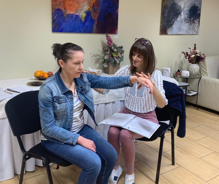 PSYCH-K® balansovanie na workshope na Liptove, Jana Portugall PSYCH-K® facilitátorka a účastníčka PSYCH-K® workshopu pri transformácii presvedčení