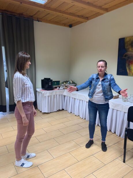 Jana Portugall PSYCH-K® facilitátorka na PSYCH-K® workshope na Liptove, Účastníci PSYCH-K® workshopu pri transformácii presvedčení