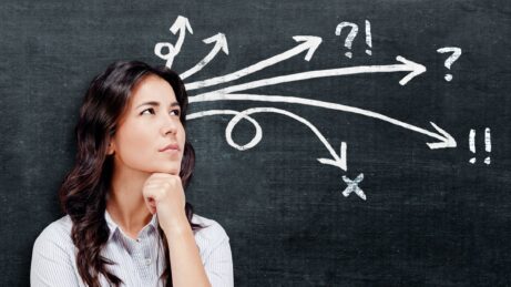 žena sa na&nbsp;obrázku rozhoduje, čo urobiť - Webinár Sila rozhodnutia