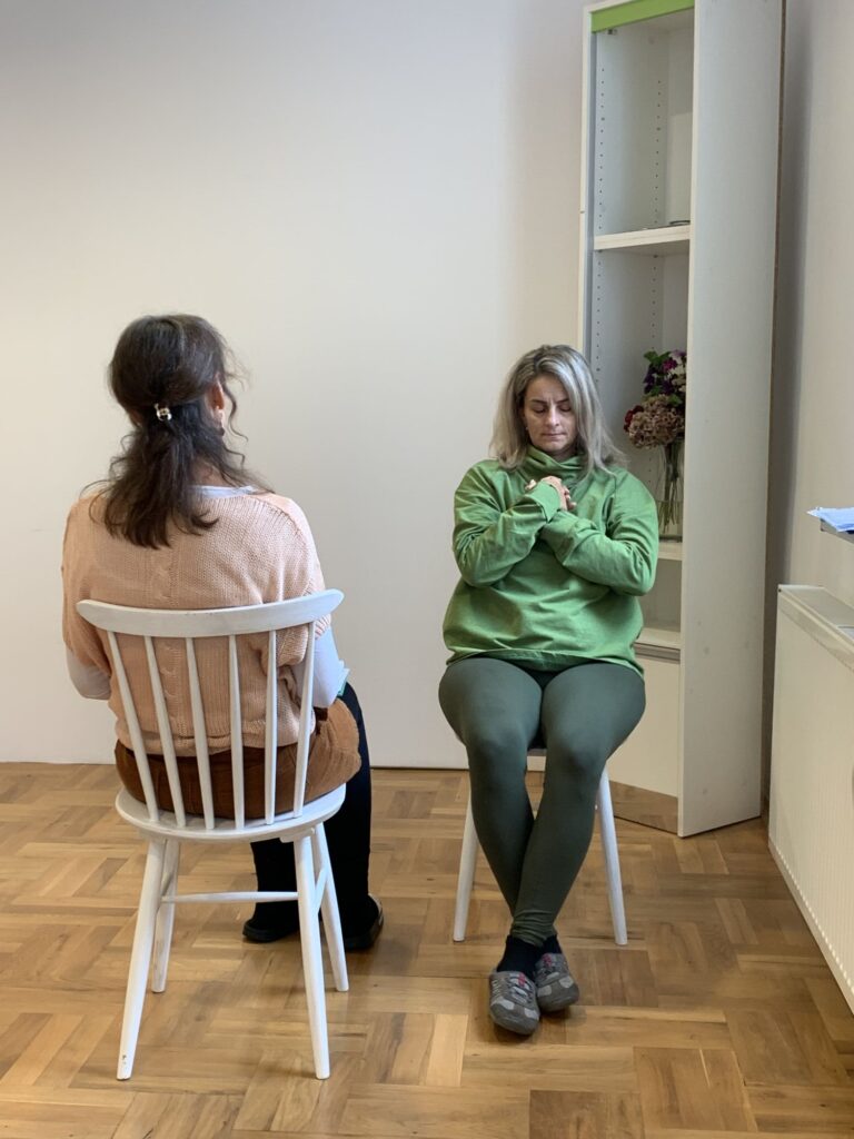 Účastníčka workshopu Zaži a praktizuj PSYCH-K® počas PSYCH-K® balansovania