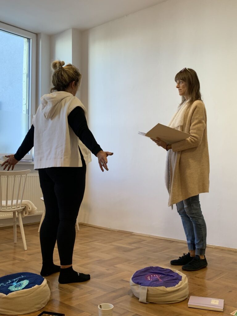 Jana Portugall sprevádza inú PSYCH-K® facilitátorku procesom transformácie limitujúcich presvedčení v mysli