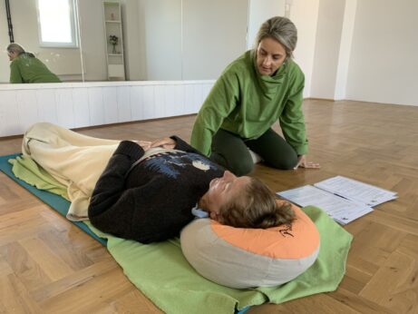 Učastníčka workshopu Zaži a praktizuj PSYCH-K® počas Life bonding balancu, ktorý slúži na uvoľnenie tráum z pôrodu, tehotenstva, narodenia a strachu zo smrti či života.