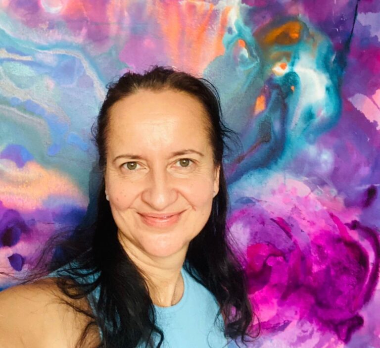 Mariana Joriková stojí pred svojím obrazom