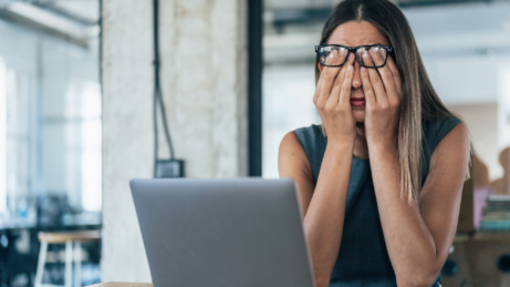 unavená a&nbsp;vyčerpaná žena, ktorá potrebuje pomoc a&nbsp;podporu, ale nevie o&nbsp;ňu požiadať