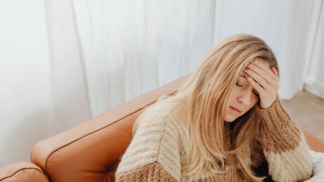 unavená a&nbsp;vyčerpaná žena s&nbsp;bolesťami hlavy