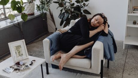 unavená a&nbsp;vyčerpaná žena, ktorá dáva viac ako dostáva a&nbsp;nevie ako z&nbsp;toho von