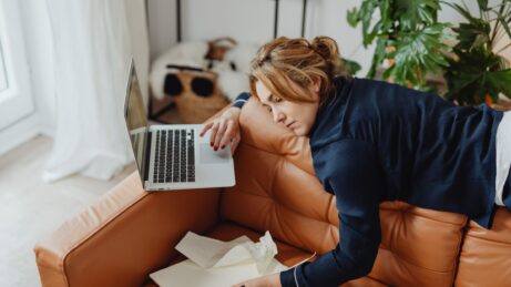 unavená a&nbsp;nedocenená žena, ktorá nič nezvláda a&nbsp;túži, aby sa niekto o&nbsp;ňu postaral a&nbsp;uvidel, čo všetko pre nich robí